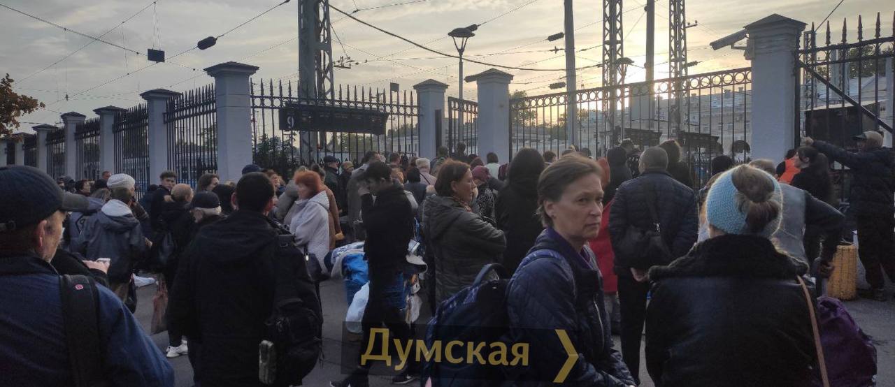 В Одесі зачинили вокзал: сотні пасажирів не знають, що робити (фото)